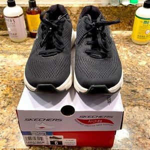 Skechers Black ArchFit Sneakers - Size 6